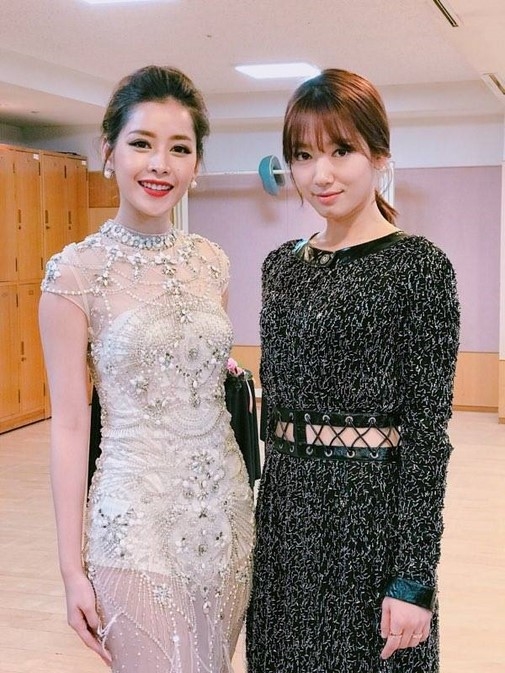 
Trước đó, bên trong hậu trường trước khi buổi lễ bắt đầu diễn ra, Chi Pu có dịp tiếp xúc với nữ diễn viên Park Shin Hye.  - Tin sao Viet - Tin tuc sao Viet - Scandal sao Viet - Tin tuc cua Sao - Tin cua Sao