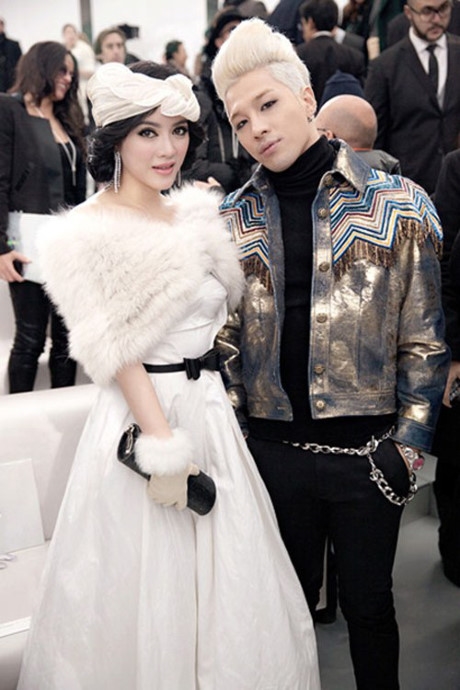 
Cũng trong sự kiện đó, "công chúa" Lý Nhã Kỳ cũng có cơ hội chụp ảnh cùng một thành viên khác của Big Bang là Taeyang - Tin sao Viet - Tin tuc sao Viet - Scandal sao Viet - Tin tuc cua Sao - Tin cua Sao