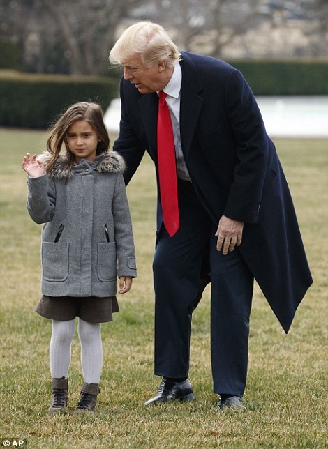 Tổng thống Donald Trump dắt tay cháu ngoại cực giản dị và gần gũi