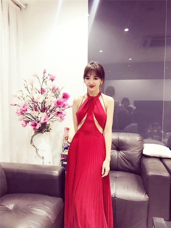 
Sau khi giảm 5kg, Hari Won ngày càng tự tin để theo đuổi phong cách gợi cảm. Xuất hiện tại buổi ra mắt bộ phim 49 Ngày phần 2 do cô thủ vai chính, Hari Won cuốn hút mọi ánh nhìn với bộ váy đỏ khoét ngực tinh tế, nhẹ nhàng. Bộ trang phục nhận được sự phản hồi tích cực của khán giả.