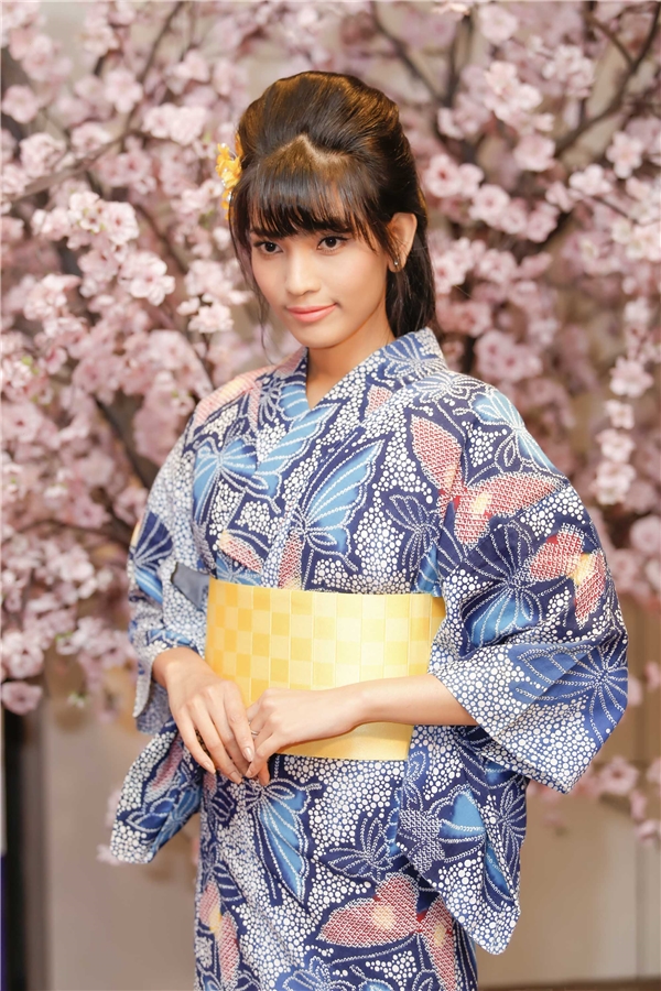 
Trong sự kiện tối qua, Trương Thị May diện bộ kimono màu xanh họa tiết hình cánh bướm nhã nhặn.  - Tin sao Viet - Tin tuc sao Viet - Scandal sao Viet - Tin tuc cua Sao - Tin cua Sao