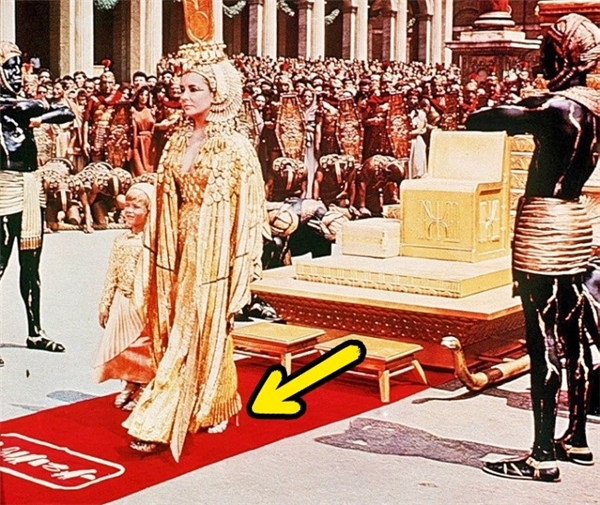 
Cleopatra (1963): Dù Nữ hoàng Cleopatra sống vào thời Ai Cập cổ đại nhưng diễn viên Elizabeth Taylor lại mang một đôi guốc cao gót rất hiện đại.