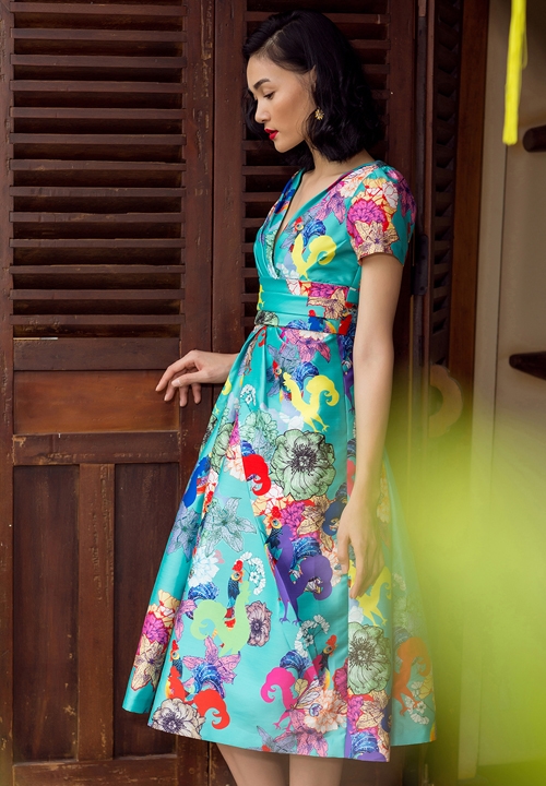 
Người mẫu Thùy Trang trẻ trung với sắc xanh thiên thanh cùng loạt chi tiết đan lồng vào nhau. Trong đó, đáng chú ý là hình ảnh chú gà trống linh vật của năm 2017 này.