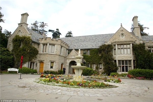 
Dinh thự Playboy từng được chủ cũ của nó rao bán với giá 200 triệu đô (hơn 4566 tỉ đồng) nhưng cuối cùng ông đành chấp nhận cái giá chỉ bằng phân nửa.