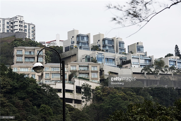 
Tuy nhiên những căn nhà, dinh thự trên vẫn chưa là gì so với một căn nhà thuộc khu dân cư sang trọng, biệt lập trên Đỉnh Nicholson ở Quận Peak, Hồng Kông, vừa được bán với giá 270 triệu đô (hơn 6120 tỉ đồng), có diện tích chỉ 836m2.
