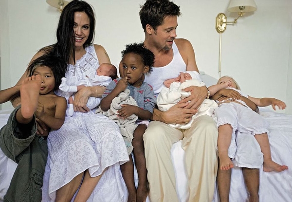 
Em được Angelina và Brad nhận nuôi năm 2007 và được đổi tên thành Pax Thiên Jolie-Pitt.