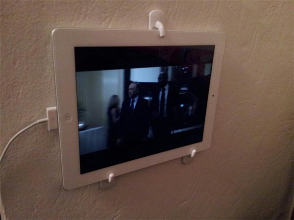 
Để vừa làm việc nhà vừa xem một chương trình nào đó trên mạng, hoặc chat video với người thân, bạn có thể dùng những chiếc móc treo đồ trong nhà để gắn máy tính bảng lên tường giống như thế này.